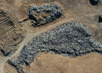 La montaña textil del Atacama que Europa no quiere mirar