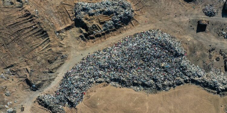 La montaña textil del Atacama que Europa no quiere mirar