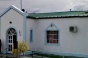 Imputaron a un hombre por romper la puerta del Hospital Rawson durante un traslado policial