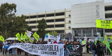 Abrazamos a nuestra Universidad: En reclamo por presupuesto y salarios en la UNPSJB