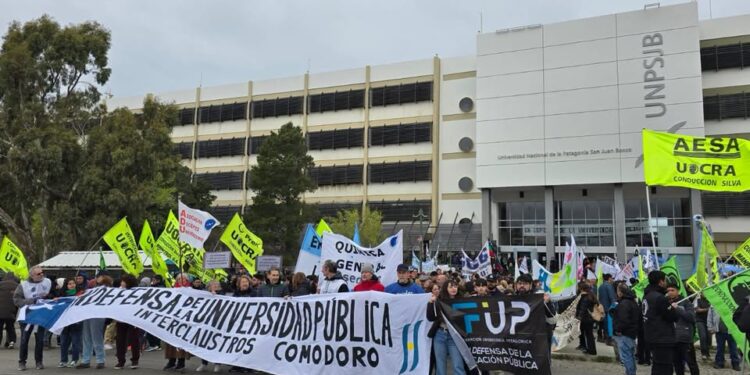 Abrazamos a nuestra Universidad: En reclamo por presupuesto y salarios en la UNPSJB