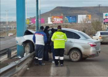 Accidente en Barrio Palazzo, un Fiat Siena se incrustó en el guardarrail