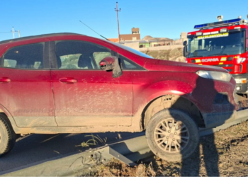 Mujer hospitalizada tras despiste en la rotonda de Km 5