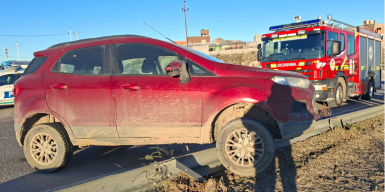 Mujer hospitalizada tras despiste en la rotonda de Km 5
