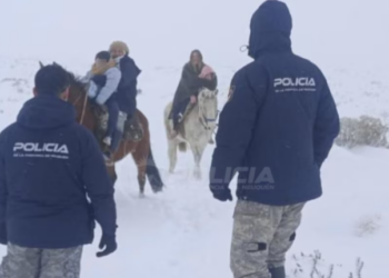 Rescataron a una familia atrapada por la nieve en Neuquén