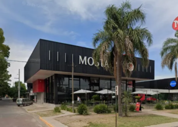 En La Plata un hombre murió mientras cenaba en un local de comidas rápidas