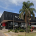 En La Plata un hombre murió mientras cenaba en un local de comidas rápidas
