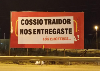 En plena crisis del transporte apareció un cartel contra la conducción de UTA y horas después fue pintado