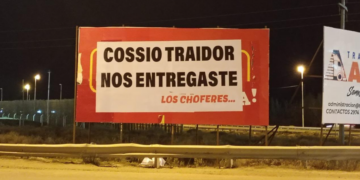 En plena crisis del transporte apareció un cartel contra la conducción de UTA y horas después fue pintado