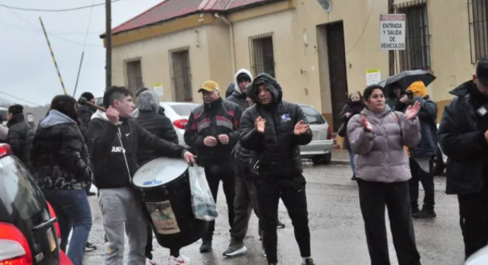 Ex trabajadores de Patagonia Argentina mantienen gestiones y advierten nuevas protestas al mediodía