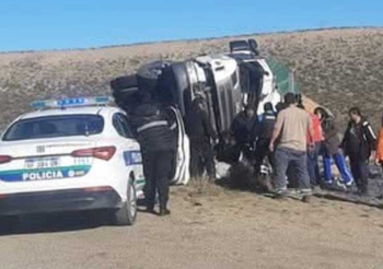 Chofer hospitalizado tras vuelco en Ruta 3