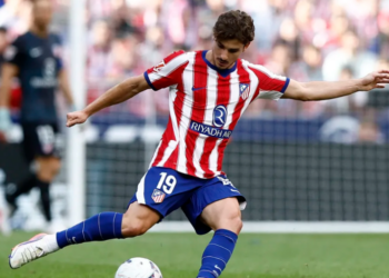 Entre silbidos y tensión se retiró Julián Álvarez s