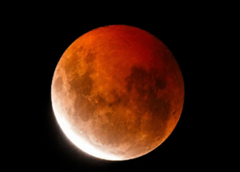 En la madrugada el eclipse ilumino el Calafate
