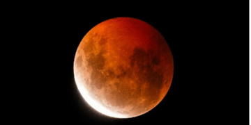 En la madrugada el eclipse ilumino el Calafate