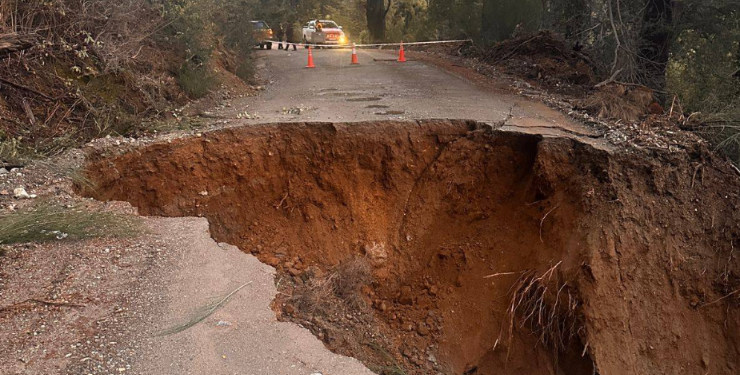 Aluvión socavó la Ruta 71 en el Parque Nacional Los Alerces