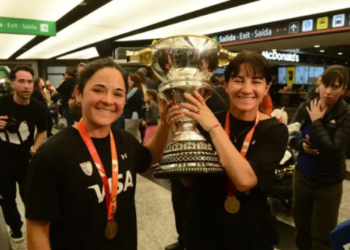 Las Leonas regresaron a la Argentina con la Copa del Mundo