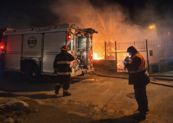 Principio de incendio vehicular en barrio Las Flores