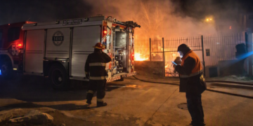 Principio de incendio vehicular en barrio Las Flores