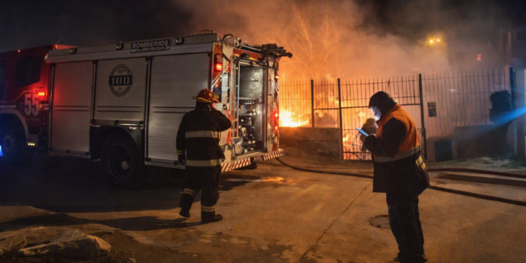 Principio de incendio vehicular en barrio Las Flores