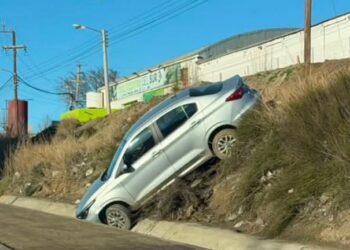 Un auto terminó sobre un montículo de tierra en avenida Constituyente