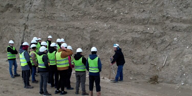 Futuros ingenieros analizaron en terreno las obras del Cerro Hermitte