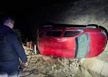 Volcó un auto en el camino Roque González y el conductor salió ileso