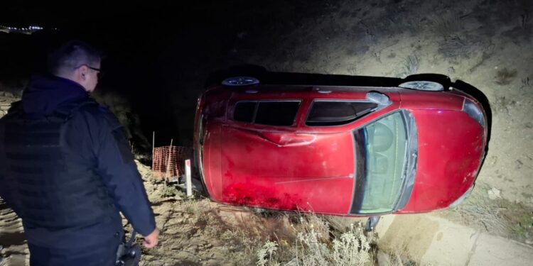 Volcó un auto en el camino Roque González y el conductor salió ileso