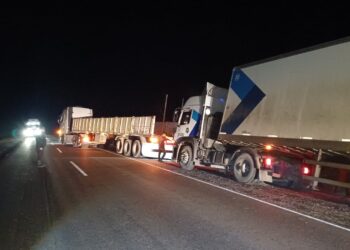 Un camión quedó encajado en la banquina de la Ruta 3