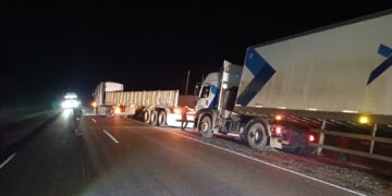 Un camión quedó encajado en la banquina de la Ruta 3