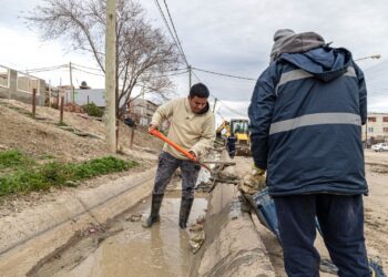 Se intensifica la limpieza de canales evacuadores en la ciudad