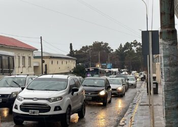 Choferes de Patagonia vuelven a cortar circulación frente a Prefectura y amenazan con encandenarse