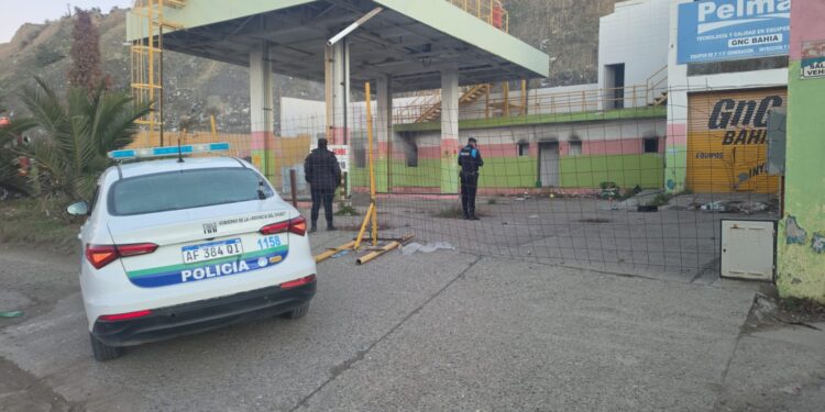 Incendio en una vieja estación de GNC cerca del centro