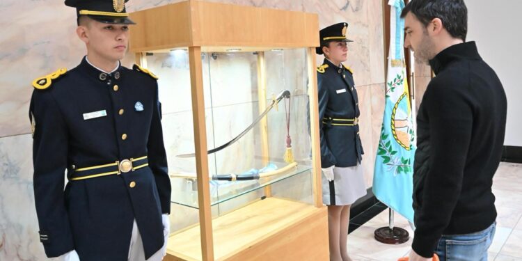 La réplica del Sable Corvo de San Martín se exhibe por primera vez en la Casa de Gobierno