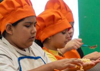 Aprender jugando y con hábitos saludables: más de 40 chicos participan del Taller Cocineritos en el CPB Los Grillitos