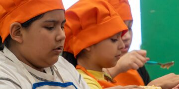 Aprender jugando y con hábitos saludables: más de 40 chicos participan del Taller Cocineritos en el CPB Los Grillitos