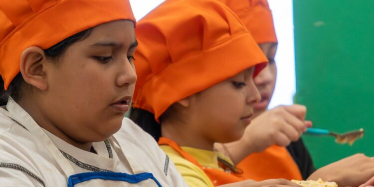 Aprender jugando y con hábitos saludables: más de 40 chicos participan del Taller Cocineritos en el CPB Los Grillitos