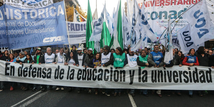 Docentes universitarios convocan a paro de 48 horas por el financiamiento