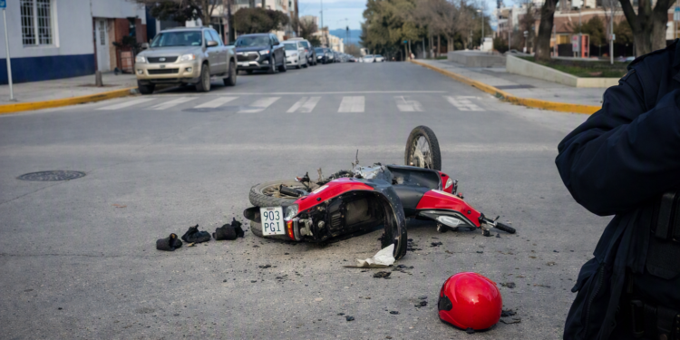 Choque entre auto y moto en pleno centro de Comodoro