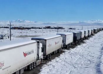 Nevada histórica en Neuquén, donde miles de camioneros están varados y en riesgo