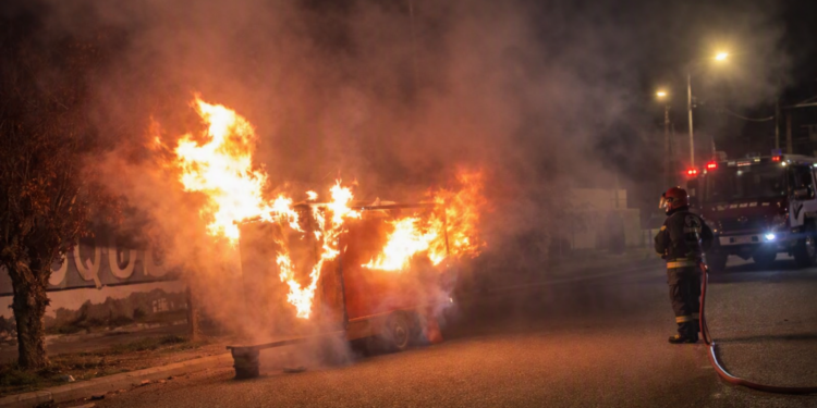 Un carro de comidas quedó destruido tras un incendio en la madrugada
