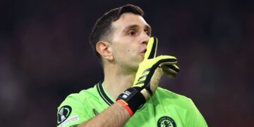 Dibu Martínez podría dejar Aston Villa y el Chelsea lo apunta