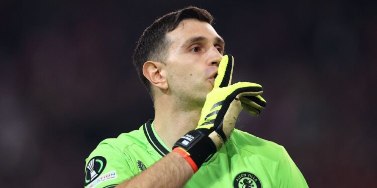 Dibu Martínez podría dejar Aston Villa y el Chelsea lo apunta