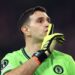 Dibu Martínez podría dejar Aston Villa y el Chelsea lo apunta