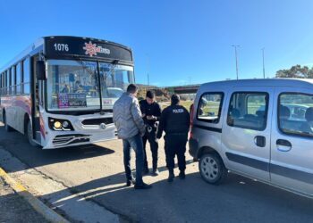 Iba a entregar la Kangoo que había vendido y terminó chocando con un colectivo de Sol Bus