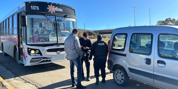 Iba a entregar la Kangoo que había vendido y terminó chocando con un colectivo de Sol Bus