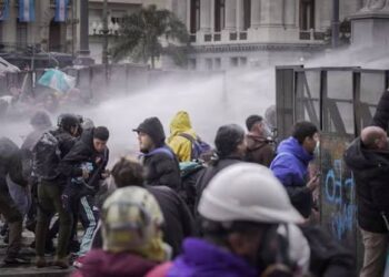 El gobierno volvió a reprimir a los manifestantes frente al Senado