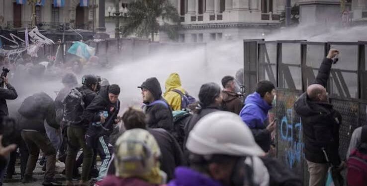 El gobierno volvió a reprimir a los manifestantes frente al Senado