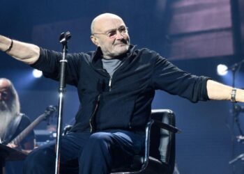 Phil Collins revela su hospitalización casi mortal por alcoholismo: “Mis órganos se estaban paralizando”