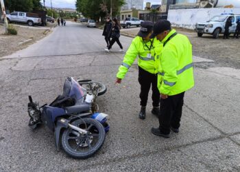 Dos motociclistas heridos tras chocar con un automóvil en Caleta Olivia