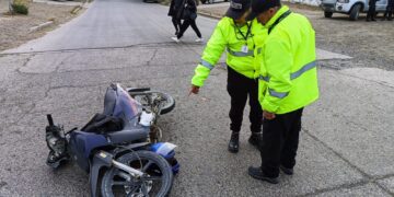 Dos motociclistas heridos tras chocar con un automóvil en Caleta Olivia